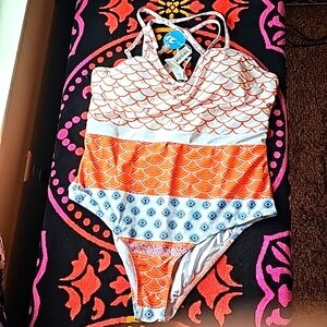 NWT CUPSHE Women's One Piece Swimsuit Size M Scoop Neck Double Straps Ge…
